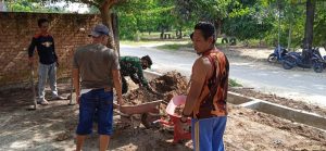 Babinsa Koramil 09/Langgam Goro Pembersihan Parit di Lingkungan Musholla Al-munawaroh