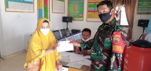 Koptu Anjas M Babinsa Kodim 0313/KPR Kawal Pembagian BLT- DD Tahap III