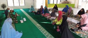 Babinsa Koramil 12/XIII Koto Kampar Bagikan Masker Gratis Kepada Wargs Binaan Saat Wirid Yasin