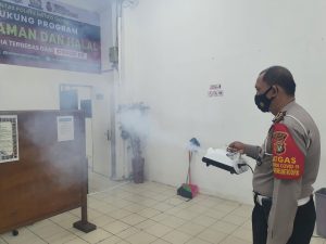 Cegah Penyebaran Covid, Petugas Satpas Pembantu SIM 1221 Sukmajaya lakukan Fogging Disinfektan