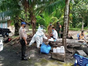 Babinsa Koramil 11/ Tambusai Laksanakan Pendampingan dan Pengamanan Tes Swab