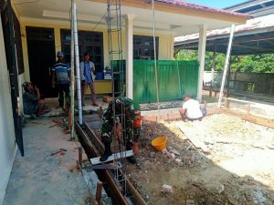 Jalin Kerjasama dengan Aparatur Desa, Babinsa Koramil 09/Langgam Bantu Pembangunan Ruang Rapat