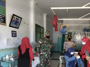 Babinsa Koramil 14/Kepenuhan Pantau Pelaksanaan Vaksinasi di Puskesmas Kepenuhan Hulu