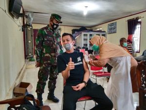 Babinsa Koramil 05/Kampar Serma Rusdi Monitoring Pelaksanaan Vaksinasi Covid -19 di Desa Binaan
