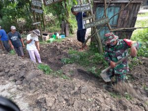 Parit Tersumbat, Pelda Heri Asmara Babinsa Koramil 16/Tapung Gali Parit Bersama Warga
