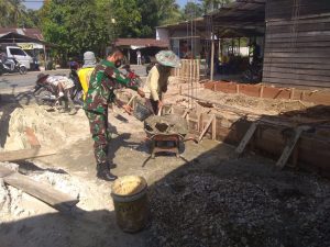 Terlihat Kompak, Babinsa Koramil 07/Kampar Bantu Warga Bangun Pondasi Rumah
