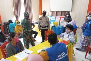 Babinsa Koramil 04/PKL Kuras Dampingi Penyuntikan Vaksin Sinovac Dalam Rangka HUT Bhayangkara