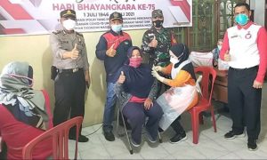 Babinsa Koramil 10/Kunto Darussalam Pantau Vaksinasi di Desa Pagaran Tapah