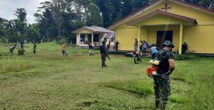 Satgas Yonif 512/QY bersama Masyarakat Bersihkan Rumah Ibadah di Perbatasan Papua