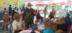 Babinsa bersama Tiga Pilar Kelurahan Penggilingan Pantau Pelaksanaan Vaksin dan PPKM Mikro