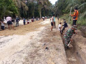 Babinsa Koramil 16/Tapung Pelda Heri Asmara Bersemangat Gali Tanah Bantu Warga Buat Saluran Air