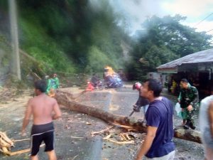 Babinsa Koramil 01/Bkn dan Masyarakat Singkirkan Material Longsor