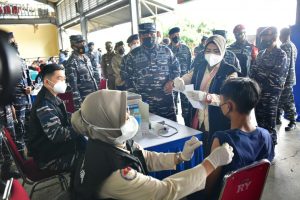 TNI AL Laksanakan Serbuan Vaksin Sasar Masyarakat Maritim Hingga Pulau Terluar