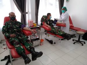 Satgas Yonif Mekanis 512/QY Donorkan Darah kepada Warga Perbatasan Papua 