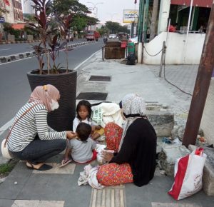Sambil Ingatkan Prokes, Komunitas Aksi Jumat Berkah Berbagi untuk Warga Kurang Mampu