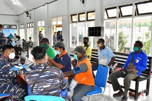 TNI AL Laksanakan Serbuan Vaksin Masyarakat Maritim di Merauke