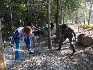 Babinsa Koramil 07/Kampar Penuh Semangat Bersama Masyarakat Goro Semenisasi Jalan Desa