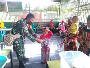 Jalin Kerjasama Dengan Kader, Babinsa Dampingi Petugas Berikan Layanan Posyandu