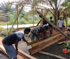 Bersama Masyarakat, Anggota Koramil 05/Kampar Kiri Jalin Kebersamaan Melaui Goro