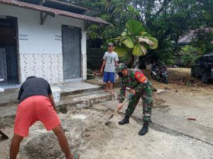Babinsa Koramil 05/Kampar Kiri Bersama Warga Rehab Tempat Wudhu di Mushola Al-Mukminin