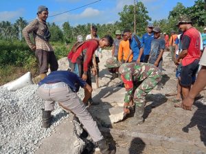 Babinsa Koramil 15/Kuala Kampar Gotong- Royong Semenisasi di Ruas Jalan yang Rusak