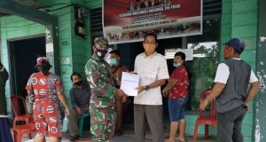Babinsa Koramil 15/KK Dukung Serbuan Vaksinasi Covid-19 Kepada Warga Teluk Meranti