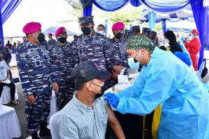 Ribuan Warga Marunda Terima Vaksinasi dari TNI AL