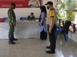 Babinsa Melakukan Pendampingan Vaksinasi Sembari Memberikan Ssemangat