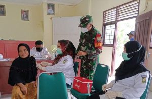 Babinsa Suka Mulya Serma Sarajudin Monitoring Pelaksanaan Vaksinasi di Desa Binaan