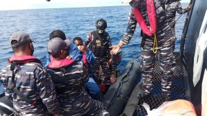 KRI Tatihu-853 Evakuasi ABK KM Mitra Usaha yang Tenggelam di Perairan Laut Halmahera Selatan