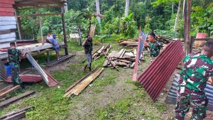 Satgas Yonif 512 Gotong Royong Dirikan Rumah Tokoh Adat di Perbatasan Papua