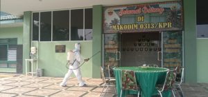 Kodim 0313/KPR Laksanakan Penyemprotan Disinfektan di Perkantoran Makodim