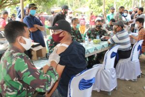 Kodim 0313/Kpr Gelar Serbuan Vaksinasi  Tahap II di Desa Karya Indah Kec. Tapung
