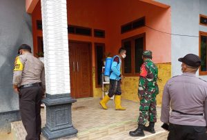 Babinsa Koramil 04/PKL Kuras Dampingi Tim Kesehatan Lakukan Penyemprotan Disinfektan di Rumah Pasien Covid -19