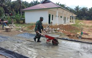 Jalin Keakraban,Babinsa Koramil 04/PKL Kuras Goro Bersama Warga Cor Jalan Desa
