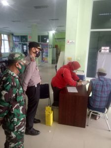 Babinsa Koramil 09/Langgam Monitoring Penerapan Prokes Dalam Pelaksanaan Vaksinasi Covid-19