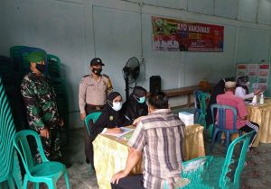 Babinsa Bersama Bhabinkamtibmas Dampingi Petugas Puskesmas dalam Pelaksanaan Penyuntikan Vaksin
