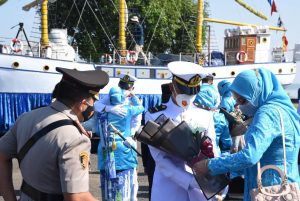 Wakasal Dampingi Capaja AAL pada Upacara Praspa TNI-Polri di Surabaya