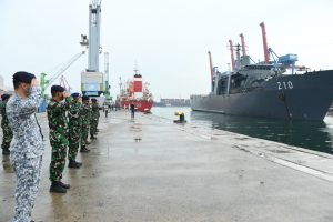 TNI AL Kawal Pengiriman Bantuan Obat-obatan Covid-19 dari Singapura