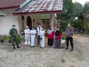 Babinsa Bukit Payung dampingi Petugas Puskesmas lakukan Swab Antigen kepada Warga