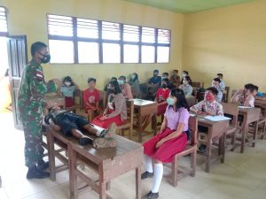 Peduli Siswa Perbatasan, Personel Satgas Yonif 144/Jy Sosialisasikan Penanganan Penyakit Menular 