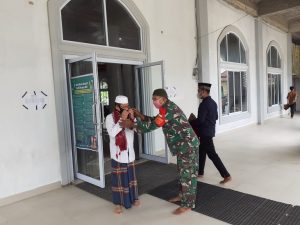 Babinsa Koramil 03/ Bunut Himbau Jamaah Mesjid Patuhi Prokes