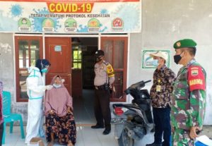 Sinergi Tiga Pilar, Babinsa Dampingi Nakes Melaksanakan 3T Guna Mencegah Penyebaran Covid-19