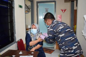 TNI AL Gelar Serbuan Vaksinasi di Wilayah Kerja Lanal Palembang