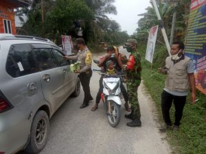 Tegakkan Disiplin Prokes, Babinsa Koramil 09/Langgam dan Bhabinkamtimas Turun ke Jalan