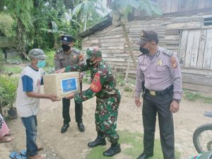 Babinsa Koramil 04/PKL Kuras Bersama Anggota Polsek Salurkan Bantuan Dampak PPKM Darurat Covid -19