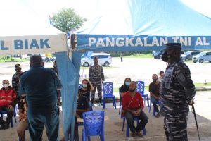 Masyarakat Pelabuhan Umum Biak jadi Sasaran Serbuan Vaksinasi Maritim TNI AL