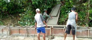 Cegah Terjadinya Banjir, Babinsa Koramil 07/Kampar Bersama Warga Buat Drainase