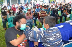 Hadapi Covid-19 Meningkat, TNI AL di Dumai Vaksinasi Masyarakat