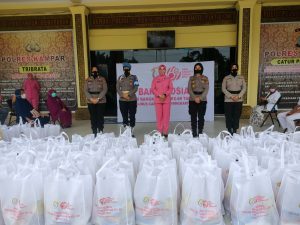 Polres Kampar Bagikan Ratusan Paket Sembako untuk Masyarakat Terdampak Covid-19
